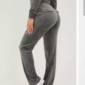 JUICY COUNTURE Del Ray Classic Velor Pant  - Hej, säljer nu mina juicy då jag aldrig andvänder dom längre. Dom är i färg Top Hat och i stl S.  Dom är fina inget fel med dom, har knappts andvänds. Kan mötas upp i Norrköping eller så kan jag posta:)