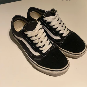 Vans  - Svarta Vans i nytt men använt skick