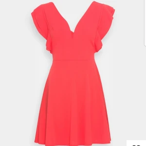 Klänning pastell strl S  - Underbar klänning om man passar i pastellfärg. De gjorde tyvärr inte jag. Därför säljes denna. Oanvänd. Men lappen är borttagen. Färgen är coral. Köpt på zalando i våras. Är precis som på bilden.