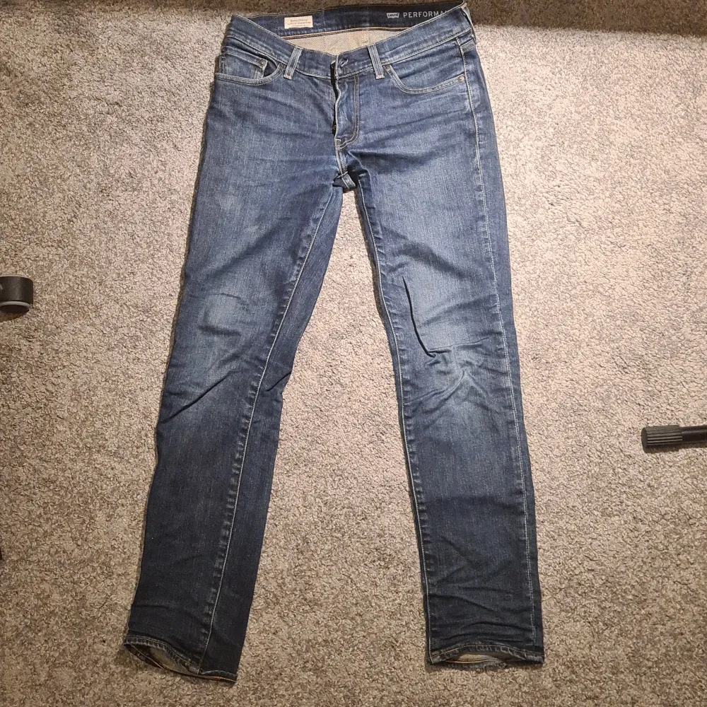Levi's 511 mörkblå jeans, fint skick och bara använda ett par gånger.. Jeans & Byxor.