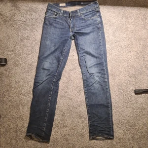 Levi's jeans W29 L32 - Levi's 511 mörkblå jeans, fint skick och bara använda ett par gånger.