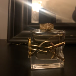 Yves saint Laurent libre  - Säljer denna då jag knappt använt den, som jag försökt få med på bild är den nästan full. Hoppas den kan bli älskad av någon annan. :) hämtas i Bandhagen/Farsta 