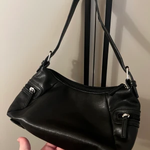 Svart snygg väska  - En fin liten äldre väska, superfin i skicket! 