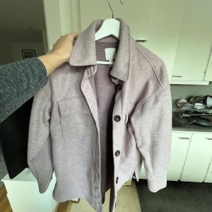 Lila kappa från h&m💜 - Rosa kappa/jacka från h&m. Använd fåtal gånger. 💜