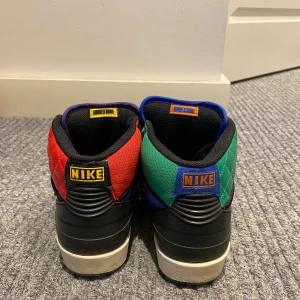 Jordan 2 multicolor - Säljer mina gamla jordans som jag köpte från SNS 2020. Skorna är inte alls använda så mycket, därav säljer jag de för att de aldrig kommer till användning. 