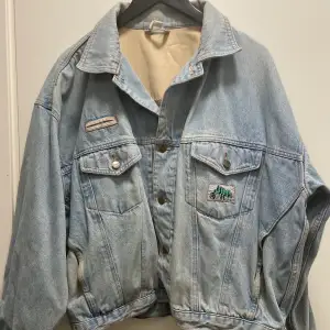 Selling this preloved vintage jeans jacket 💎💖🧊Can fit any sizes between S-XL with a really nice oversized look. bought in London several years ago at a vintage shop.