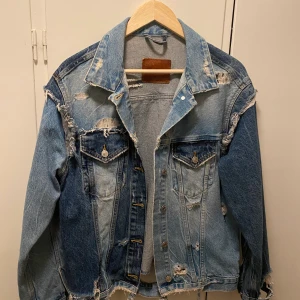 Jeansjacka  - Säljer min jeansjacka i storlek S från Zara. Den passar någon i medium också då den är lite oversize. Har haft den som favorit länge men det senaste året har den bara hängt i garderoben tyvärr.  Köparen står för frakt🥰
