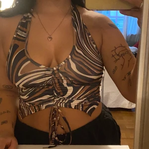 Mönstrad halterneck topp  - från shein (tyvärr) we do NOT support them så handla här istället!!! den är helt oanvänd. går att ändra snörningen :)