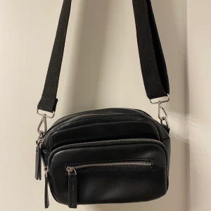 Carin Wester väska - Carin Wester väska - använd fåtal gånger, är i bra skick. Med reglerande band. Köpare står för frakt (66kr)