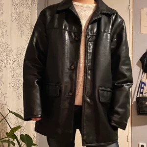 Jacka - Svart KonstLäder jacka. Storlek L Frakt 99kr. Dm för frågor