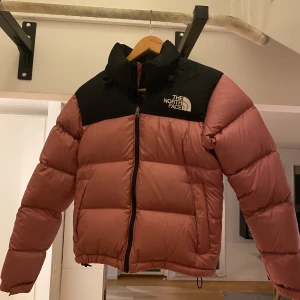  The Northface puffer jacket - En jättefin och populär puffer dunjacka från The Northface. Använd endast en vinter pga att jag snabbt växte ur den! Nypris är cirka 3700 och min budgivning är på minst 1200. Den är som i nyskick förutom att det är en liten lagning på vänster arm, fynda!💕