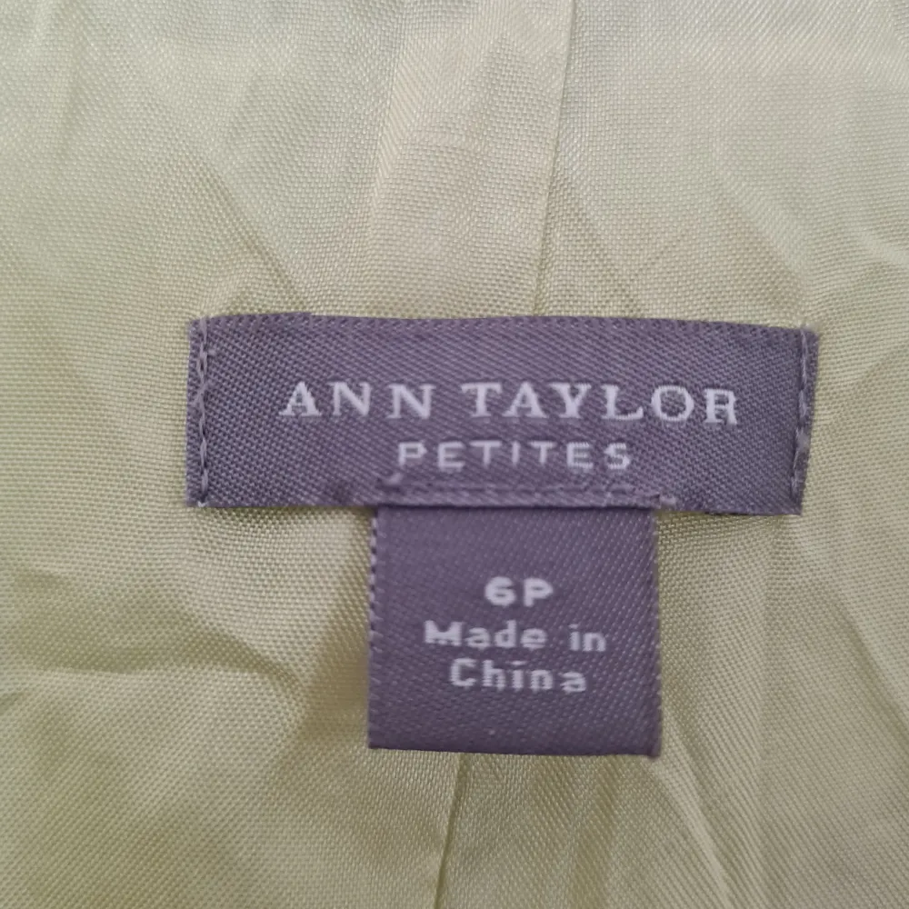 otroligt gullig grön klänning från Ann Taylor. slutar ungefär vid mitten av låret skulle jag sägs. materialet är linne helt utan stretch. kontakta mig vid frågor eller fler bilder <33. Klänningar.