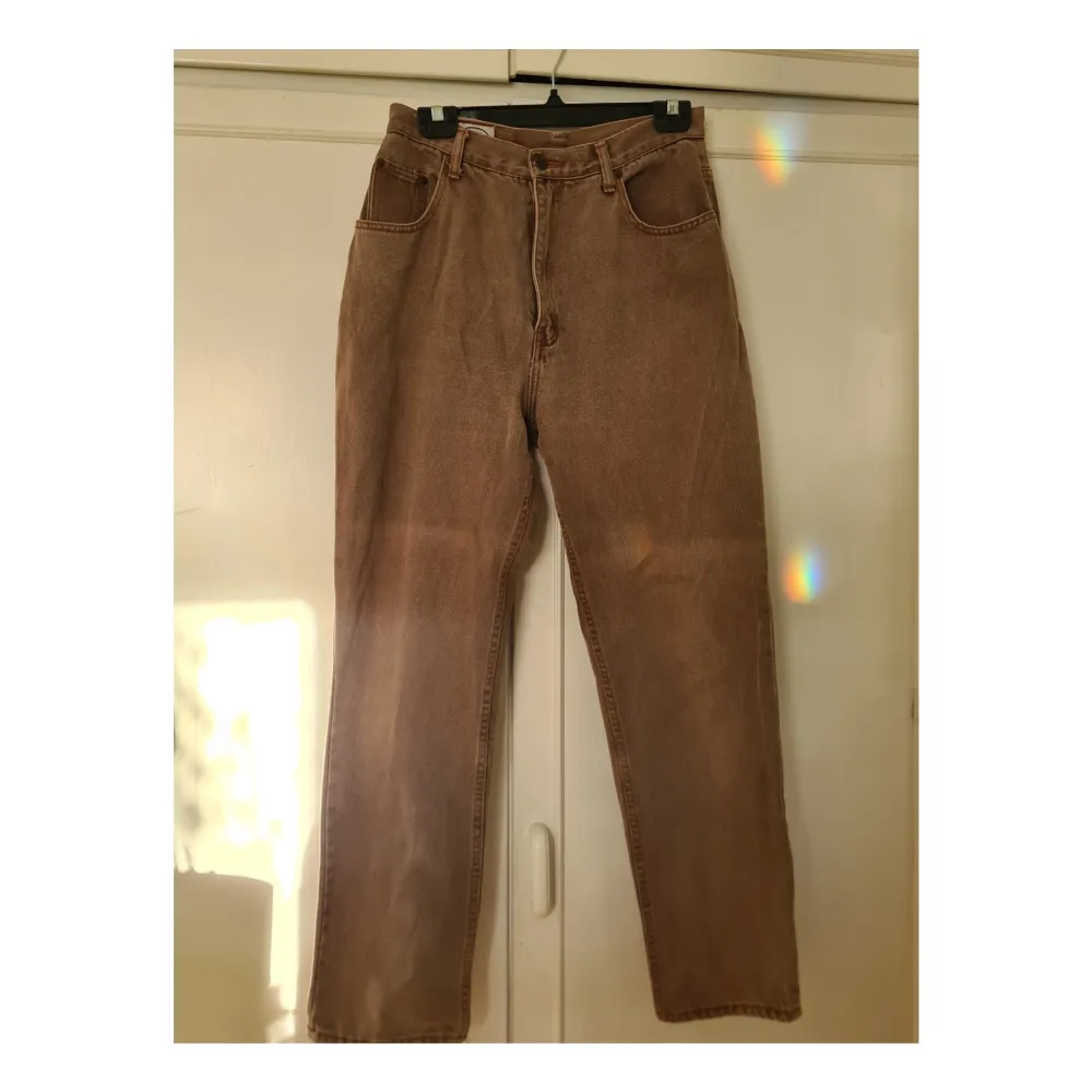 fina bruna jeans i Storlek S kanske M. midjemåttet är ungefär 72 cm, innerbensmåttet är ungefär 75 cm. passform straight. kontakta mig vid frågor eller fler bilder <3. Jeans & Byxor.