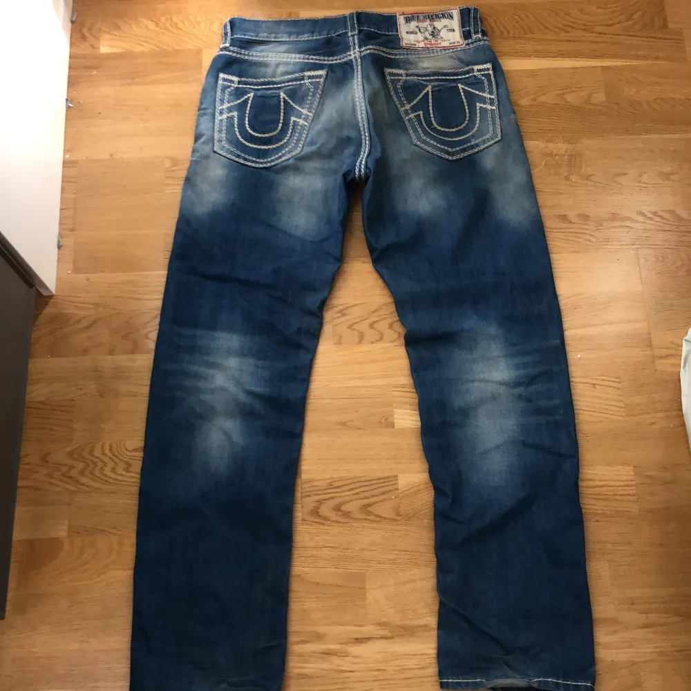 Sköna trueys köpts second hand. storlek 33.  . Jeans & Byxor.