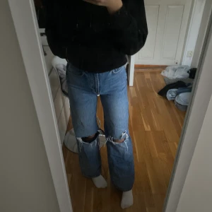 Håliga jeans från Gina  - Snygga jeans från Gina Tricot i storlek 32. Använda några gånger men fint stick. Väldigt fin marinblå färg som är perfekt nu på hösten. Ord pris 599kr, köparen står för frakten. Priset kan diskutera 💕Hör gärna av dig om du är intresserad!🤩