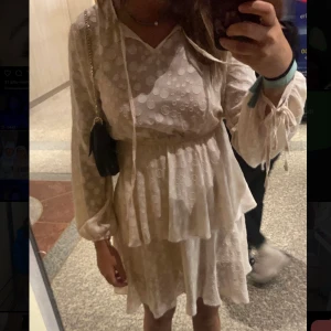 Klänning - Superfin klänning med volanger köpt från Thailand!!❤️