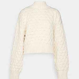 Stickad tröja från Monki  - Gräddvit stickad tröja från Monki, aldrig kommit till användning. Köpt i sommras 2022. Köparen står för frakten! 