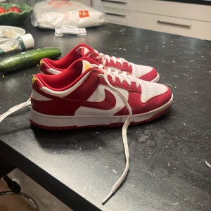 Nike dunks low USC - Helt nya dunks low USC ny pris 2350kr, säljer för 1500 kr. Pris går att diskutera. Dom är i nyskick använda en gång. Hör av dig om du är intresserad! Du står för frakten