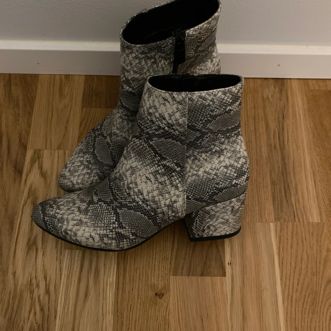 Klackskor i ormskinn 38