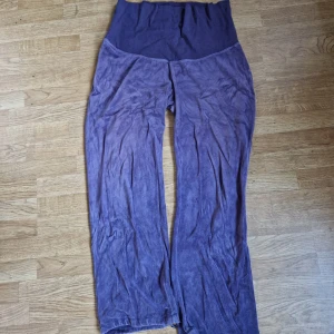 Gravidbyxor strl XL - Mjukisbyxor för gravid, storlek XL. Velour-material. Jättemjuka och luftiga.