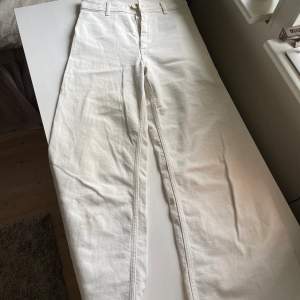 Superfina vita jeans Tyvärr för små för mig, finns en liten defekt längst ner men inget som märks