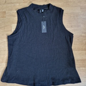 Vero Moda top strl 46/48 - Oanvänd ärmlös top med lappar kvar från Vero Moda, storlek 46/48