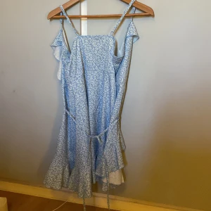 Söt klänning - Jätte söt klänning där man knyter ett snöre runt midjan som andra bilden visar (gammal bild) bara använd få gånger💕💕 från shein! Står ingen storlek men skulle säga Xs!
