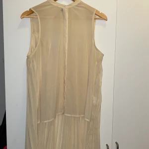 Beige blus - Beige blus med ”släp” i bak från Gina Tricot  Stl. 36 I bra skick, använd fåtal gånger