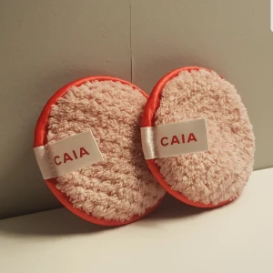 Caia makeup remover pads - Smink rengörings pads från CAIA. Dem är noga tvättade och torkade. Säljer för att jag inte behöver dem. 💗 20kr st eller 35kr för båda. 