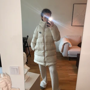 Nike dunjacka  - Din jacka som går att ha på både hållen beige eller vit. (Har en liten fläkt på vänster arm, går säkert bort, inte testat ta bort. 