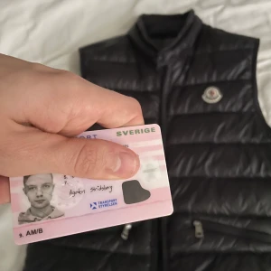 Moncler gui - WTS - Gui size 2 svart Säljer av min fina Gui då jag inte har användning för den. Otroligt fint skick då den knappt är använd! OG ALL (vilket skickas med) Cond: 9/10 lätt Pris: Hade tänkt 3000kr inklusive frakt men tar bud  Mvh