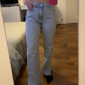 Ljusblåa jeans - Jeans i superfin ljusblå färg från Gina Tricot i strl 34. Även petite modell, slits nedtill.