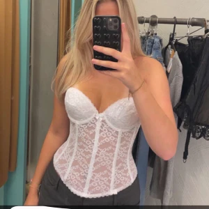 VIT KORSETT - Säljer denna vita korsett i spets🤍 Skulle säga den sitter 70-75 runt om  Och storlek B/C i kupa Köpt på Beyond Retro men självklart tvättad! Bra kvalité Köpt för 500kr Är fler intresserade blir det budgivning 