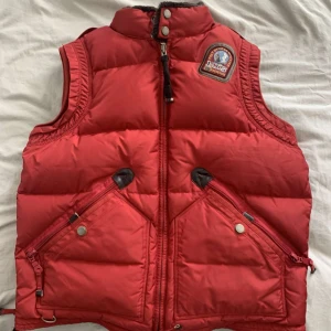 Parajumpers Kobuk Vest - Parajumpers Kobuk Vest storlek XL men passar mindre då den är slim fit i chest. 9/10 skick och en äldre modell Kobuk därför sällsynt och svår att få tag i. Bara o skriva vid frågor och funderingar!