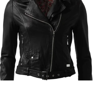 Skinnjacka Jofama by Kenza - Snygg skinnjacka bikermodell Jofama by Kenza med detaljer av nitar och flätor. Äkta skinn och fint skick.