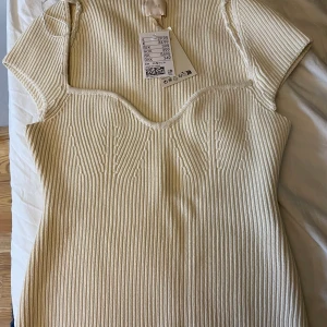 Stickad topp - Säljer min helt oanvända tröja från hm, lappen är kvar. Köpte för 400 kr och den är vad jag vet helt slutsåld. Skriv vid intresse💓