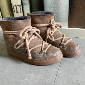 Inuikii skor - Säljer ett par snygga inuikki skor perfekt till vintern. De är sparsamt använda och har mycket liv kvar! Storleken är 38. Pris från 1200kr