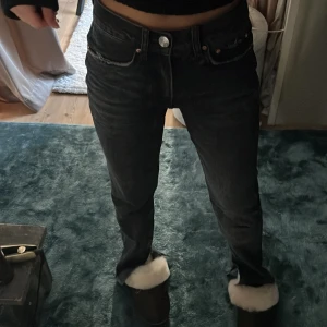Svarta jeans  - Svarta jeans ifrån Gina tricot, strl 32 