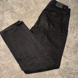 Weekday jeans Voyage 27/30 - Ett par Weekday jeans i svart modell Voyage, stl 27/30. Bra skick