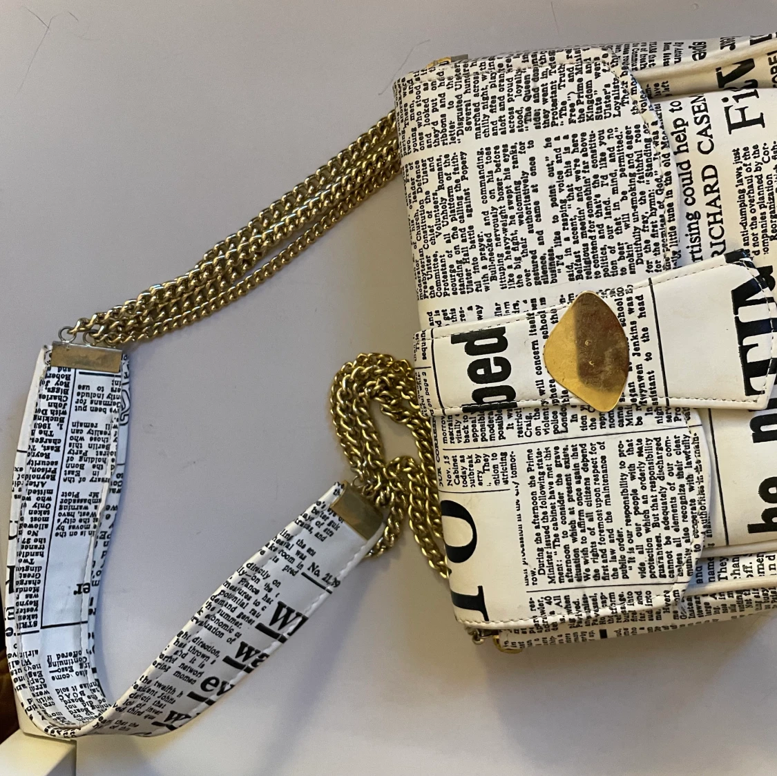 Axelväska med tidningsmönster - 91