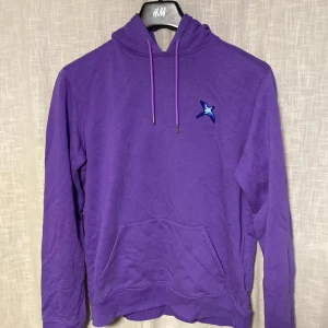 Axel Arigato Hoodie - Lila hoodie från Axel Arigato med fågel