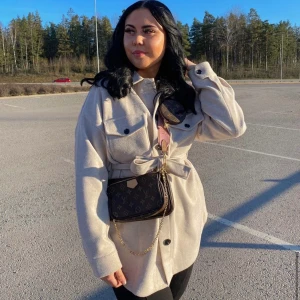 Kappa - Säljer min fina kappa som är köpt ifrån nelly.com. Kappan är i fint skick och är inte använd mycket och är som ny. storlek 36. kappan är ganska oversize så den passar flera storlekar skulle jag säga, beroende på hur man vill att den ska sitta. 