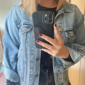 Jeansjacka Levis  - Nästan aldrig använd jeansjacka från Levis! 