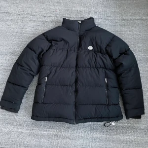 Nike vintage puffer  - en vintage Nike dunjacka i storlek L men sitter lite mindre! Bra skick lite små fläckar här och där men inget man lägger märke till