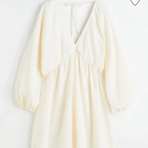 Klänning H&M - Supersöt klänning med ballongärmar och en luftig fit. Cremevit. Från H&M✨