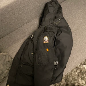PARAJUMPER WINTER JACKET - Äkta snygg PJS jacka passar mig och ja är 173 skick 9/0  päls medföljer 