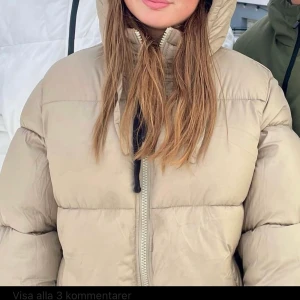 Puffar jacket - Grön vinterjacka från h&m, köpt förra året och sparsamt använd. Tror ej denna färgen säljs längre. Om man vill ha bilder på så skicka privat