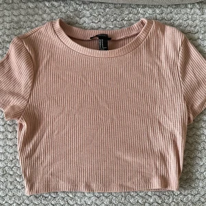 croppad topp - Väldigt fin croppad top. Använd 2 gånger. Rosa/brun färg