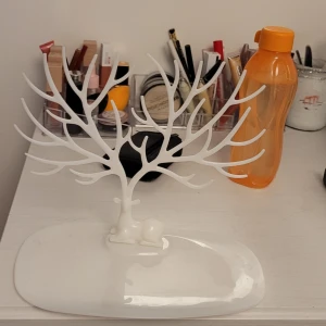 Xxx - Säljer denna fina renen som man kan hänga smycken på. Säljer på grund av att den tar för mycket plats. De går att ta bort renen från plattan .köparen står för frakten 📦den är i fint skick ❤️