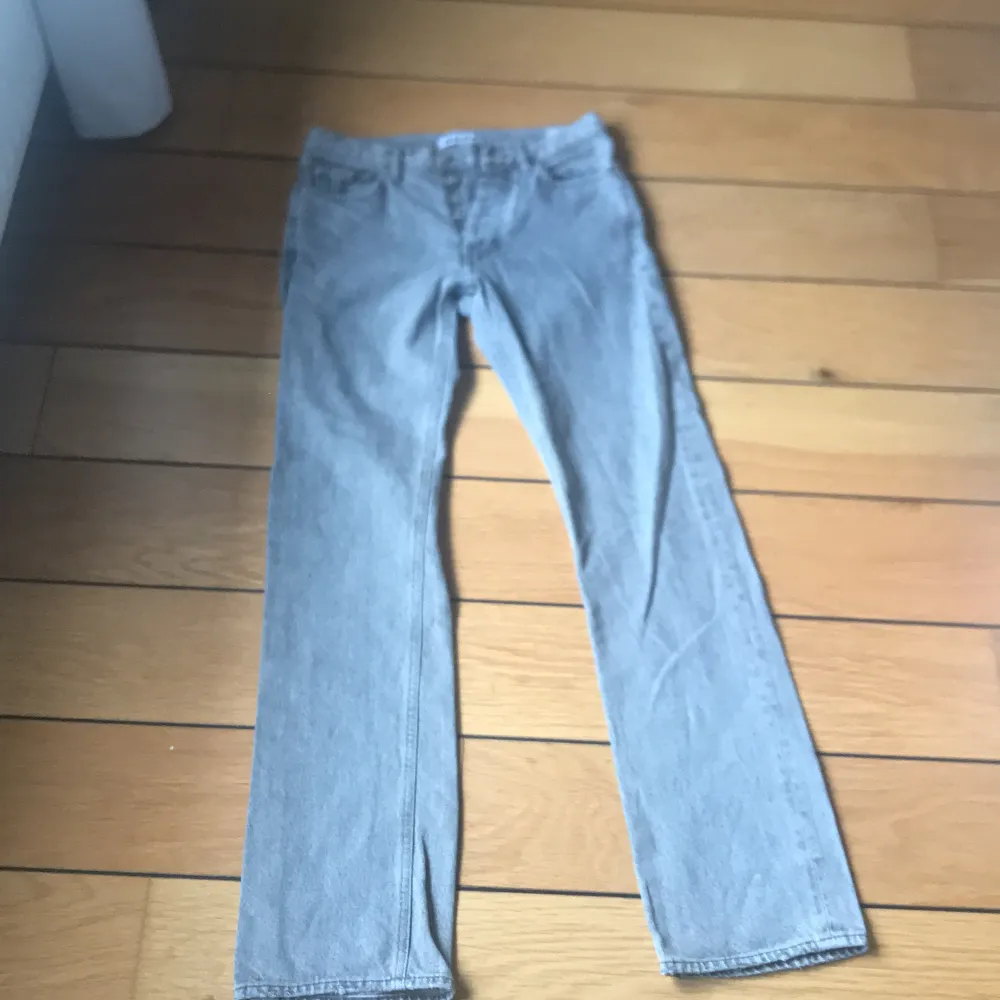 Ett par helt nya HOPE jeans som tyvärr inte passade mig, skick 10/10. Ingenting fel med dom, helt nya. Nypris 1700kr. Säljer för ganska billigt för jag vill bli av med dom. En sjukt snygg grå färg! Det är storlek 25, de passar killar runt 165 cm! 👍. Jeans & Byxor.